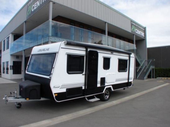 Leisure Line - Nomad - 584 SE - Walk Around Bed